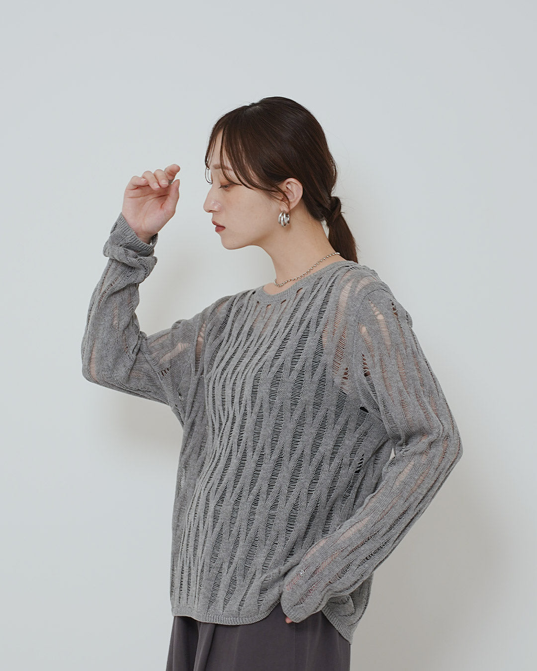 メッシュ編みクールネックニット