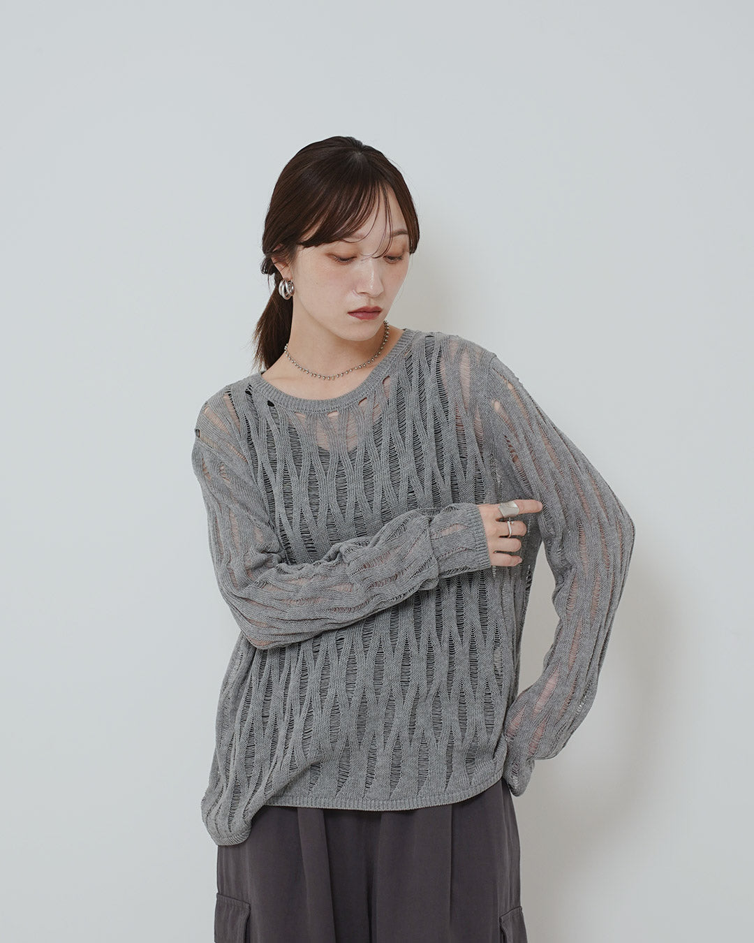 メッシュ編みクールネックニット