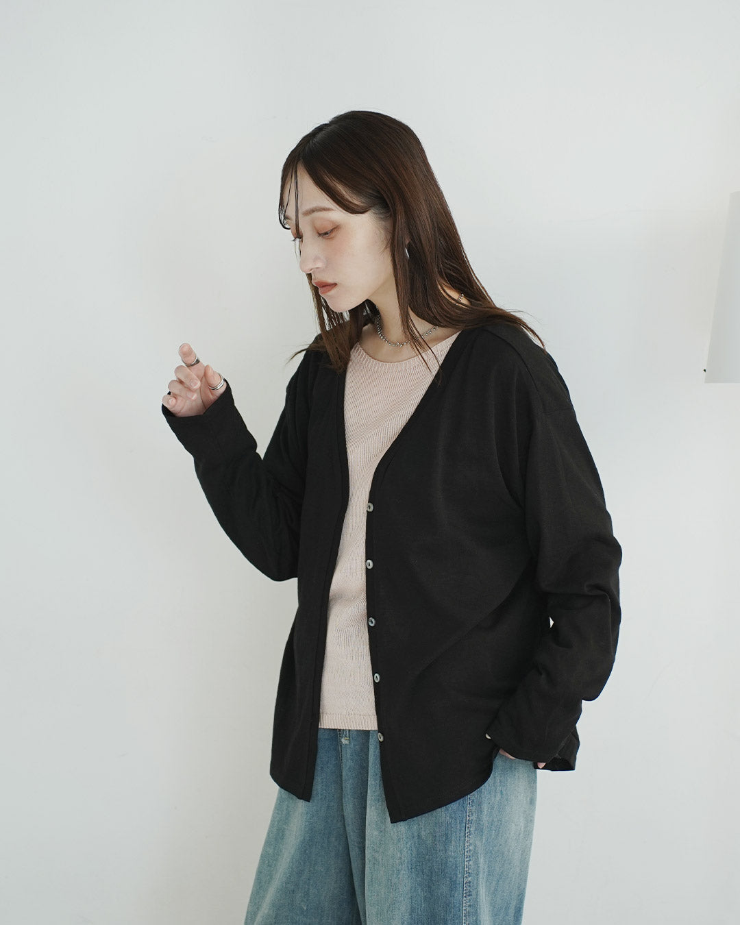 どんな季節でも重宝する！綿スラブカーデ