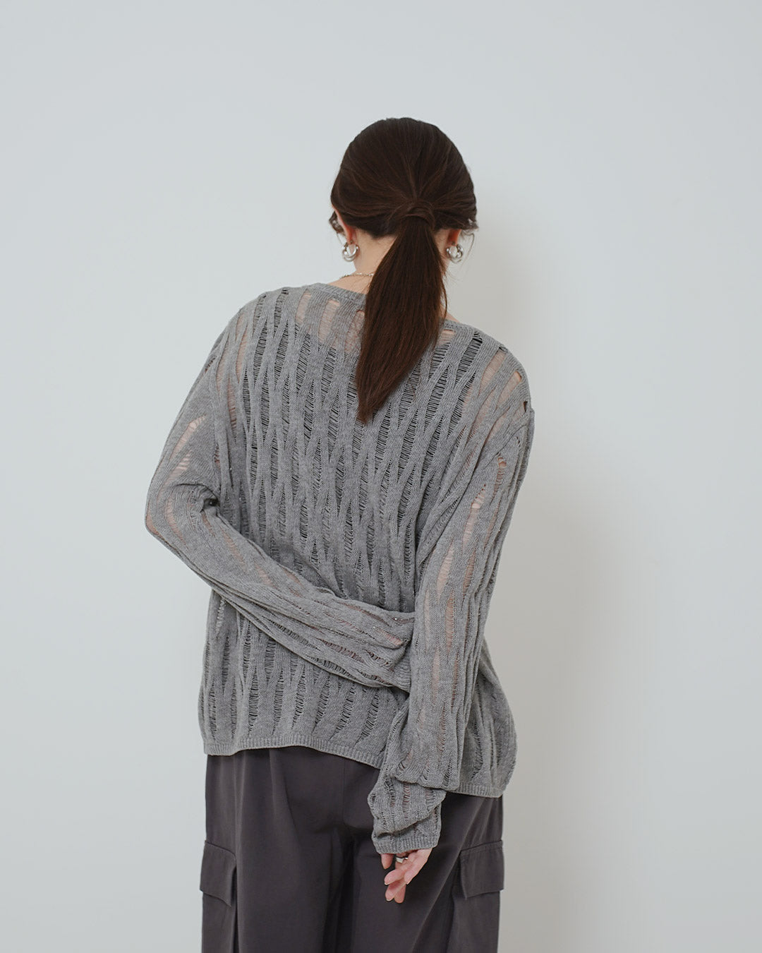 メッシュ編みクールネックニット