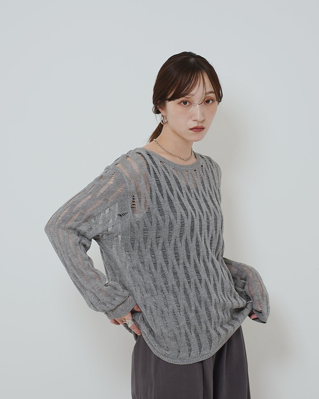 メッシュ編みクールネックニット